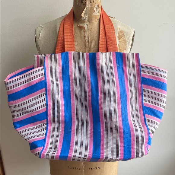 free-est by Free People Poly Mesh Lawn Chair Tote! 14” X 14” X 9” Side - Picture 5 of 5